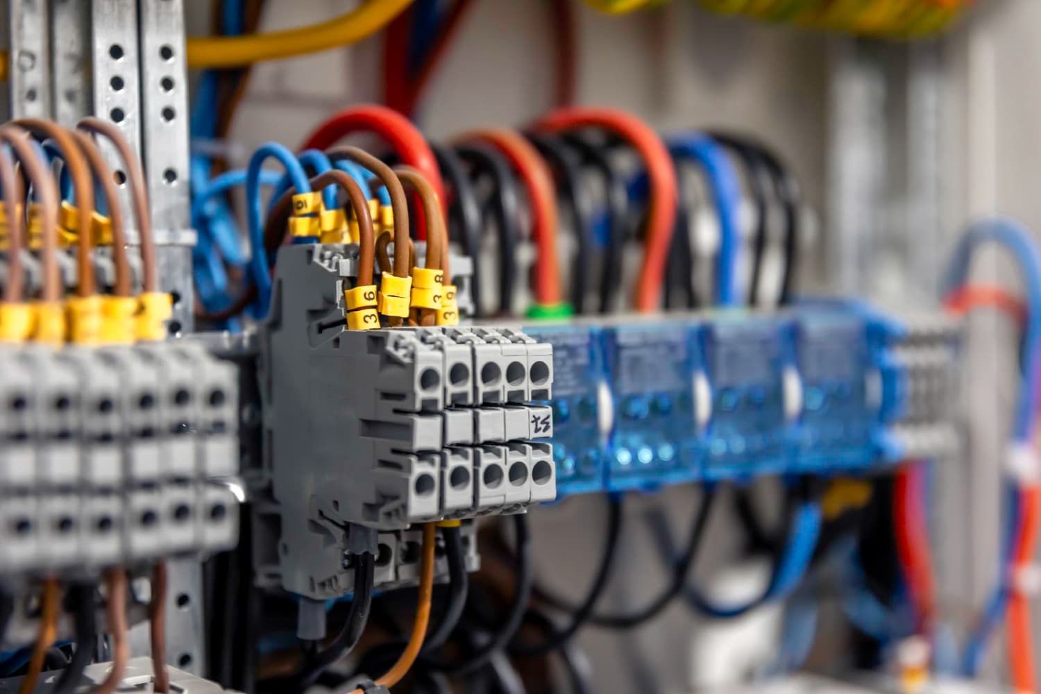 Impianti elettrici e sistemi di controllo